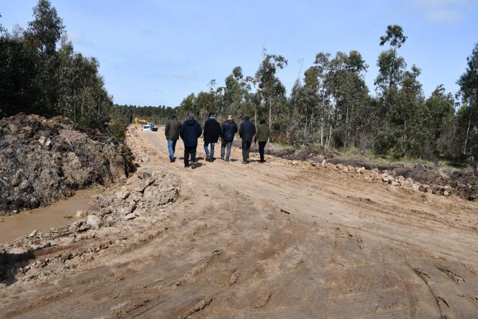 Autoridades del Mvotma, la Intendencia y el municipio de la Paloma junto a equipos técnicos en la recorrida por Rocha