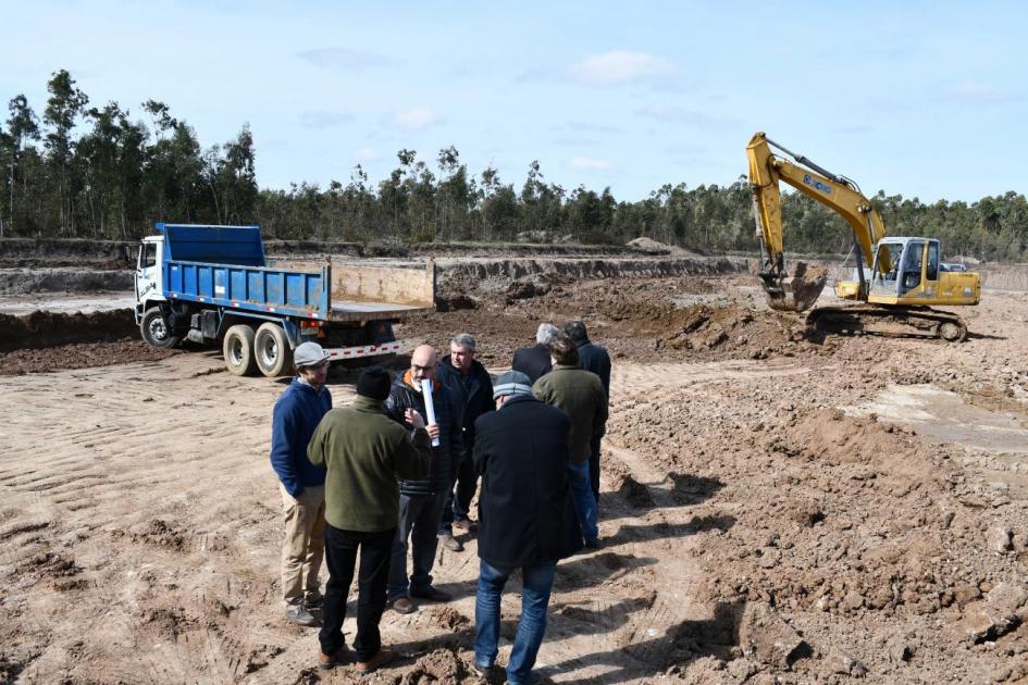 Autoridades del Mvotma, la Intendencia y el municipio de la Paloma junto a equipos técnicos en zona de obras en Rocha
