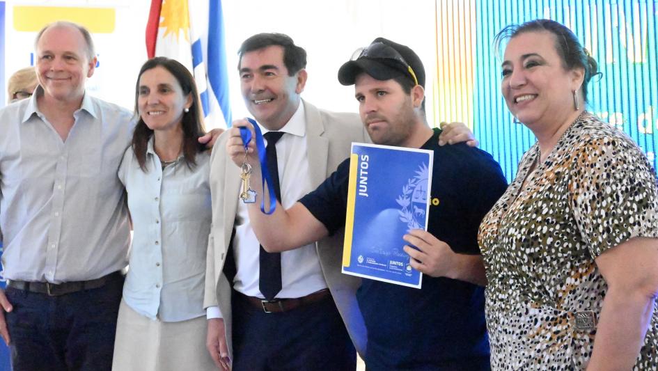 Participante de Juntos recibe la llave de su nueva vivienda 