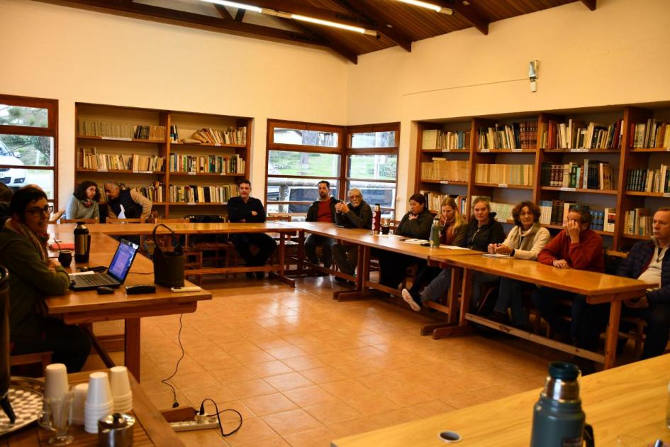 Autoridades del Mvotma, la Intedencia de Rocha y el Municipio de Rocha juntos a técnicos en reunión de intercambio sobre el desarrollo territorial y sostenible del departamento