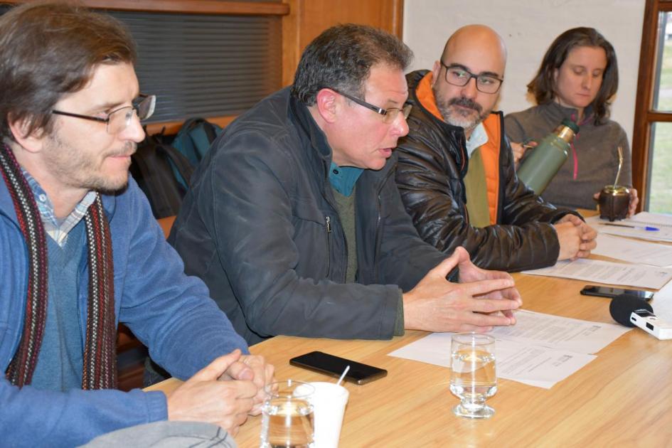 Autoridades del Mvotma, la Intedencia de Rocha y el Municipio de Rocha juntos a técnicos en reunión de intercambio sobre el desarrollo territorial y sostenible del departamento