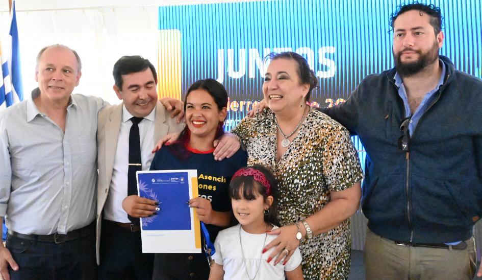 Participante de Juntos recibe la llave de su nueva vivienda 