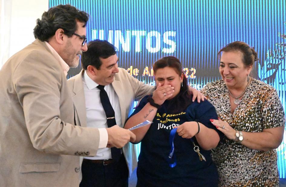 Participante de Juntos recibe la llave de su nueva vivienda 