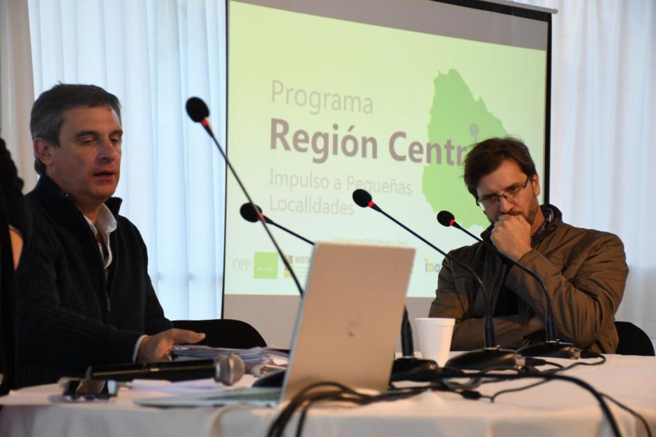 Director de la OPP, Alvaro García y director Nacional de Ordenamiento Territorial José Freitas en la presentación del Programa de la Región Centro