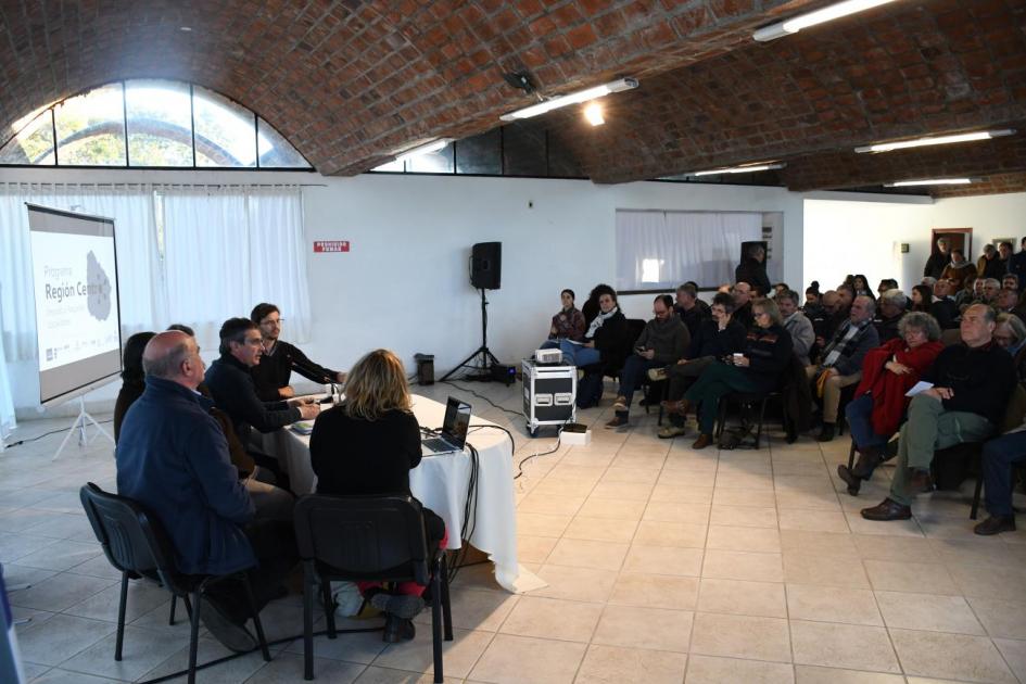 Presentación del Programa de la Región Centro, en la foto se visualizan todos y todas los asistentes a la actividad y las autoridades que realizaron la presentación