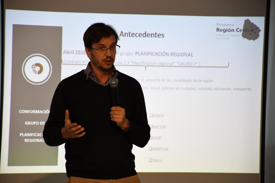 El director Nacional de Ordenamiento Territorial José Freitas habla en la presentación del Programa de la Región Centro