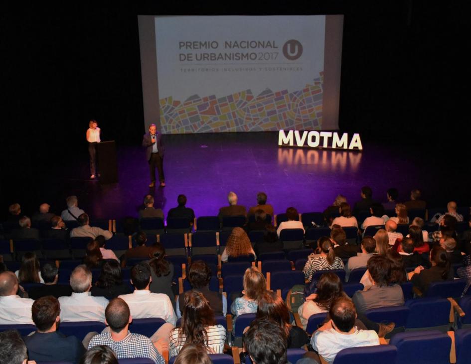 En la Sala Hugo Balzo asistentes a la entrega de Premio prestan atención al subsecretario Jorge Rucks en su discurso de apertura