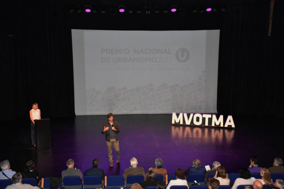 En la Sala Hugo Balzo asistentes a la entrega de Premio prestan atención al director Nacional de Ordenamiento Territorial José Freitas en su discurso de apertura