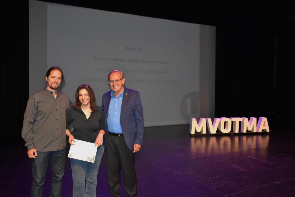 Subsecretario del Mvotma Jorge Rucks entrega a Lorena Patiño y Federico Betarte una mención en la categoría Trabajos de Estudiantes 