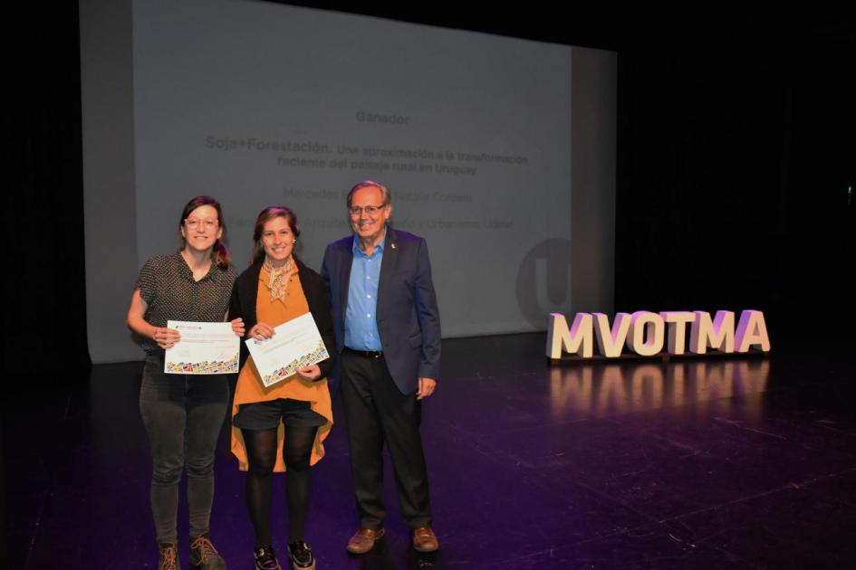Subsecretario del Mvotma Jorge Rucks entrega a Mercedes Baroffio y Natalie Cordero el primer premio en la categoría Trabajos de Estudiantes 