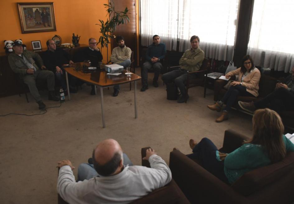 En sala de la Intendencia de Lavalleja, el director Nacional de Ordenamiento Territorial, la Intendenta de Lavalleja Adriana Peña junto a equipo técnico de la Dinot y el Gobierno Departamental dialogan sobre la planificación territorial