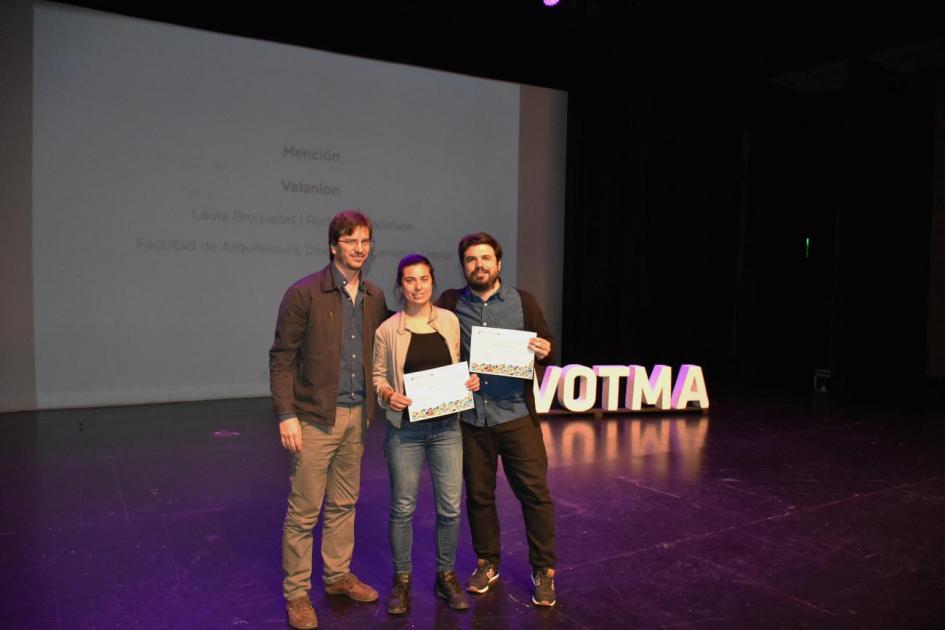 Director Nacional de Ordenamiento Territorial José Freitas entrega a Laura Broquetas y Rodrigo Guadalupe una mención en la categoría Trabajos de Estudiantes 