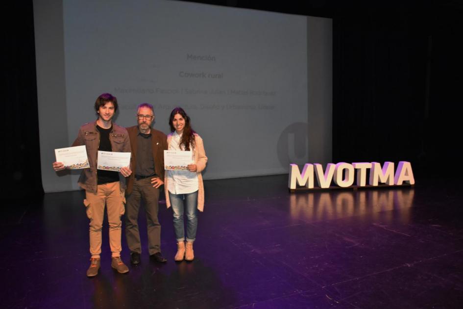 Director Nacional de Vivienda Salvador Schelotto entrega a Maximiliano Fascioli y Sabrina Julián una mención en la categoría trabajos de estudiantes