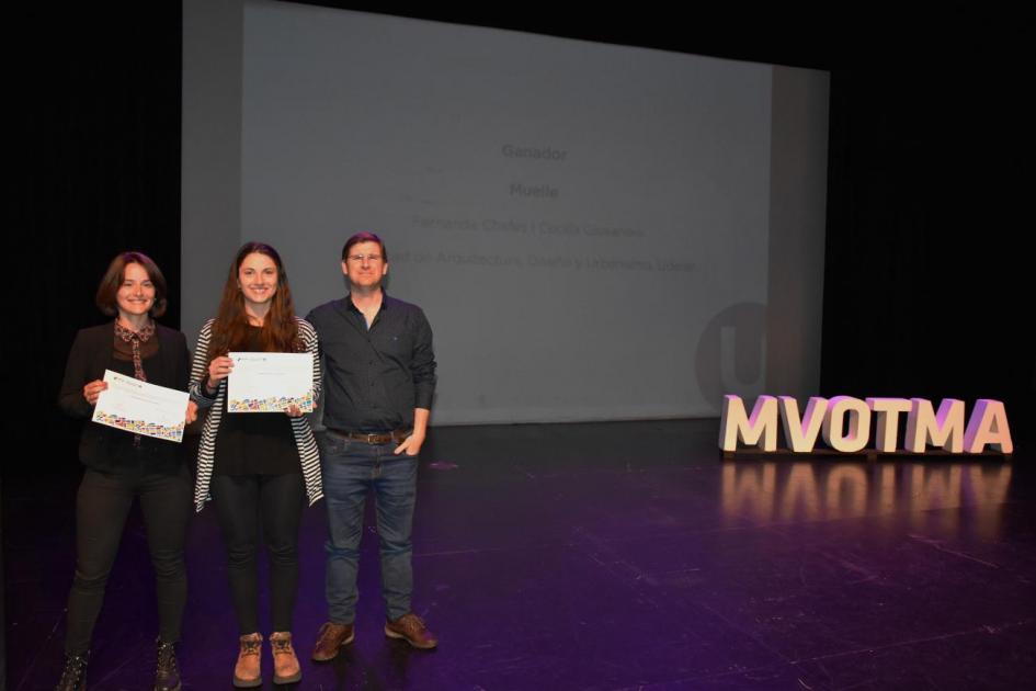Miembro del Jurado Alvaro Soba entrega a Fernanda Chafes y Cecilia Giovanoni primer premio en la categoría Trabajos de Estudiantes subcategoría Propuestas y Proyectos