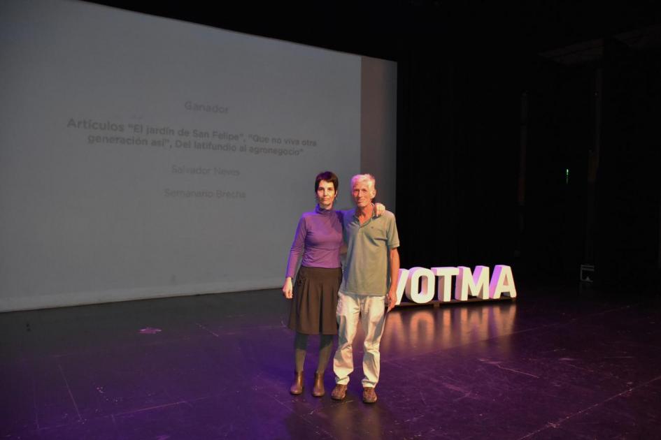 Miembro del Jurado Laura Alemán entrega a Salvador Neves el primer premio en la categoría Comunicación Social