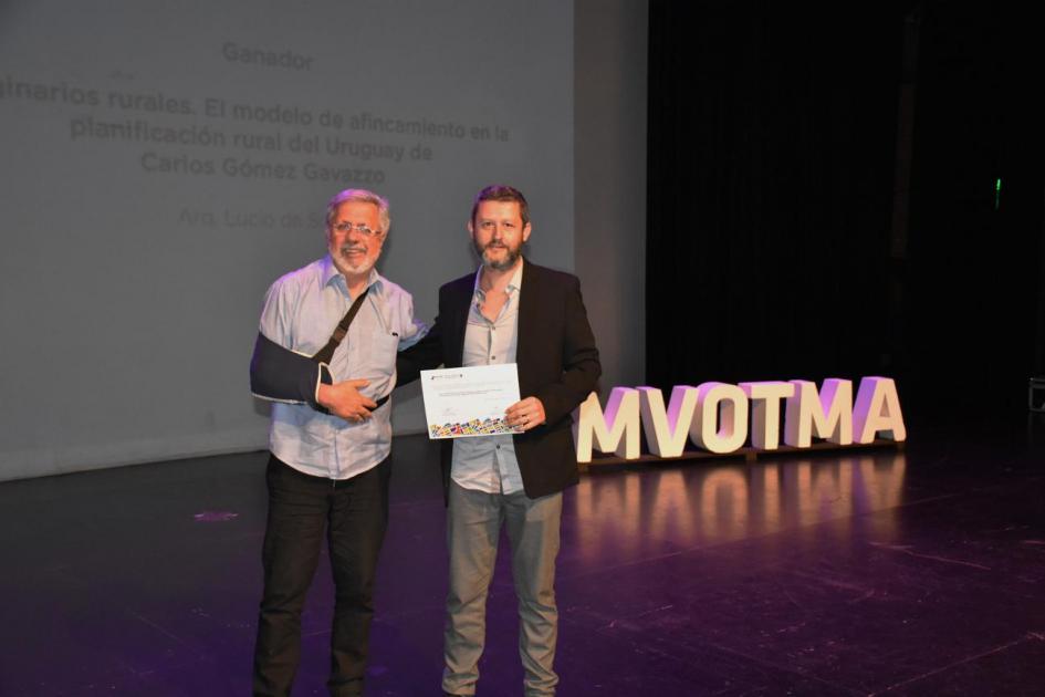 Miembro del Jurado Andrés Ridao entrega a Lucio de Souza el primer premio en la categoría Tesis de posgrado e Investigaciones