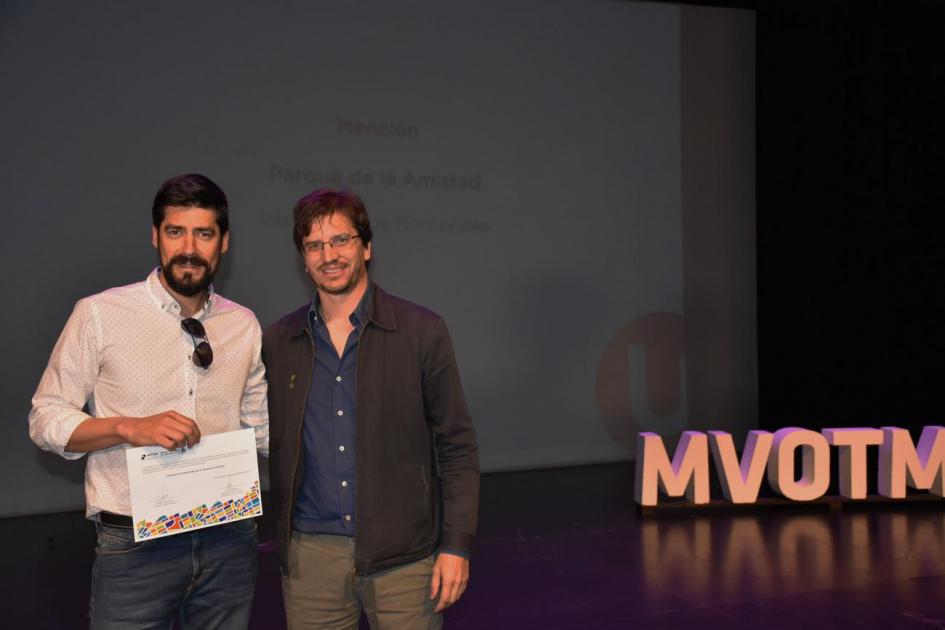 El director Nacional de Ordenamiento Territorial José Freitas entrega una mención en la categoría Proyectos Urbanos a Gastón Cuña en representación de la Intendencia de Montevideo por el proyecto Parque de la Amistad