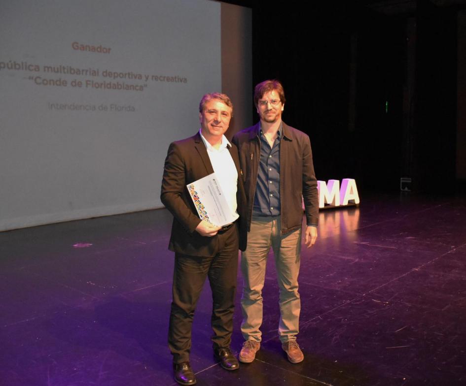 El director Nacional de Ordenamiento Territorial José Freitas entrega a la Intendencia de Florida el primer premio en la categoría proyectos urbanos por la Plaza Conde de Floridablanca