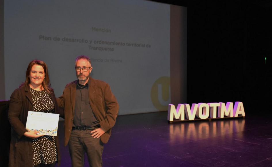 Director Nacional de Vivienda Salvador Schelotto entrega representante de la Intendencia de Rivera una mención en la categoría Instrumentos de Ordenamiento Territorial