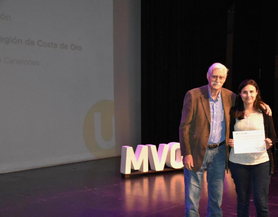 Miembro del Jurado Carlos Acuña entrega a representante de la Intendencia de Canelones una mención en la categoría Instrumentos de Ordenamiento Territorial