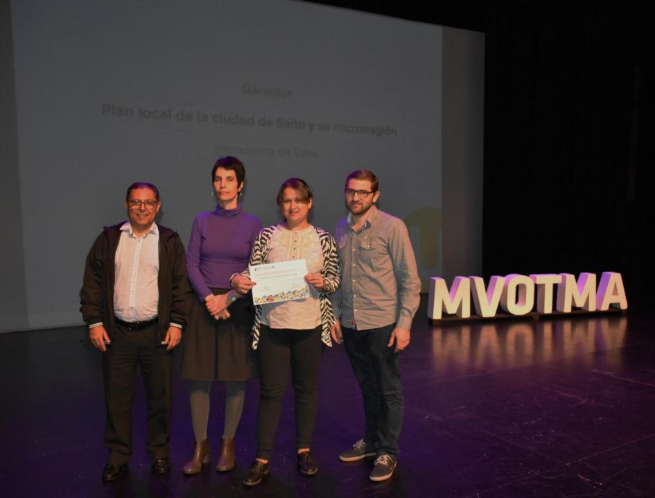 Miembro del Jurado Laura Alemán entrega a representantes de la Intedencia de Salto el primer premio en la categoría Instrumentos de Ordenamiento Territorial