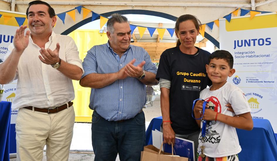 Ceremonia de entrega de viviendas en la ciudad de Durazno