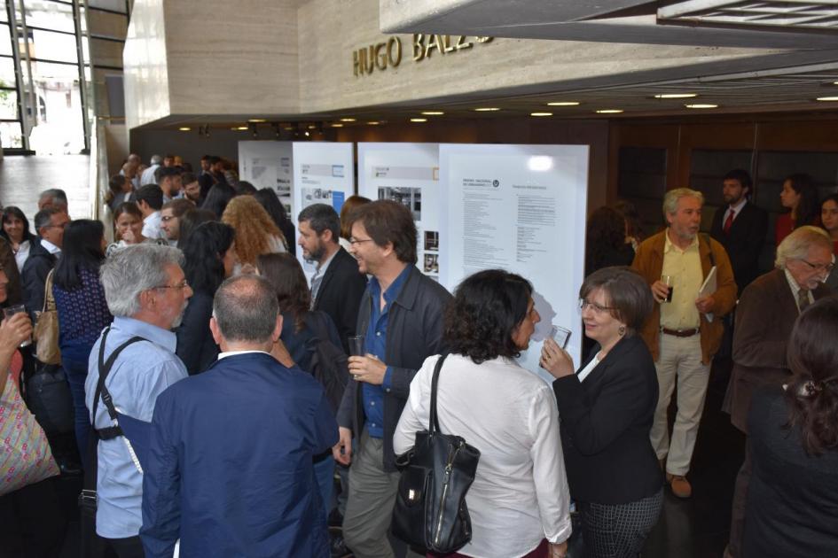 Cierre de la entrega de Premios. Asistentes recorren la exposición de trabajos premiados