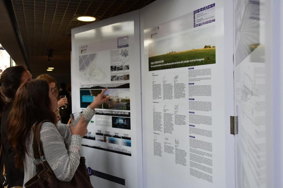 Cierre de la entrega de Premios. Asistentes recorren la exposición de trabajos premiados
