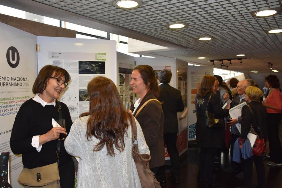 Cierre de la entrega de Premios. Asistentes recorren la exposición de trabajos premiados