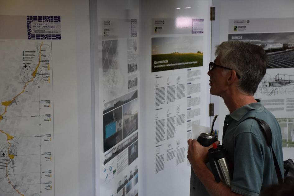 Cierre de la entrega de Premios. Asistentes recorren la exposición de trabajos premiados