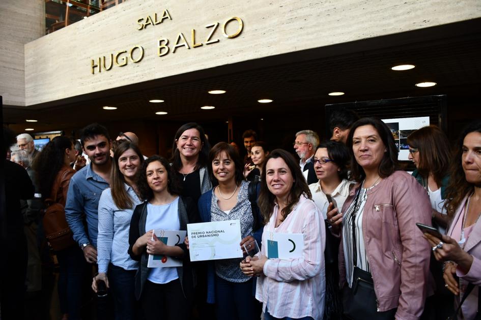 parte del equipo de la Intendencia de Canelones, ganadora en la categoría Instrumentos de Ordenamiento Territorial posa para la foto muy sonriente mostrando su certificado. 