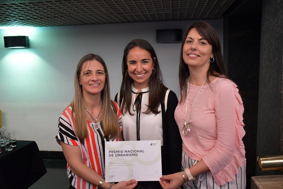 Las chicas del equipo técnico de la intendencia de Paysandú, poseedoras de una mención en la categoría Instrumentos de Ordenamiento Territorial posan a la cámara con su certificado