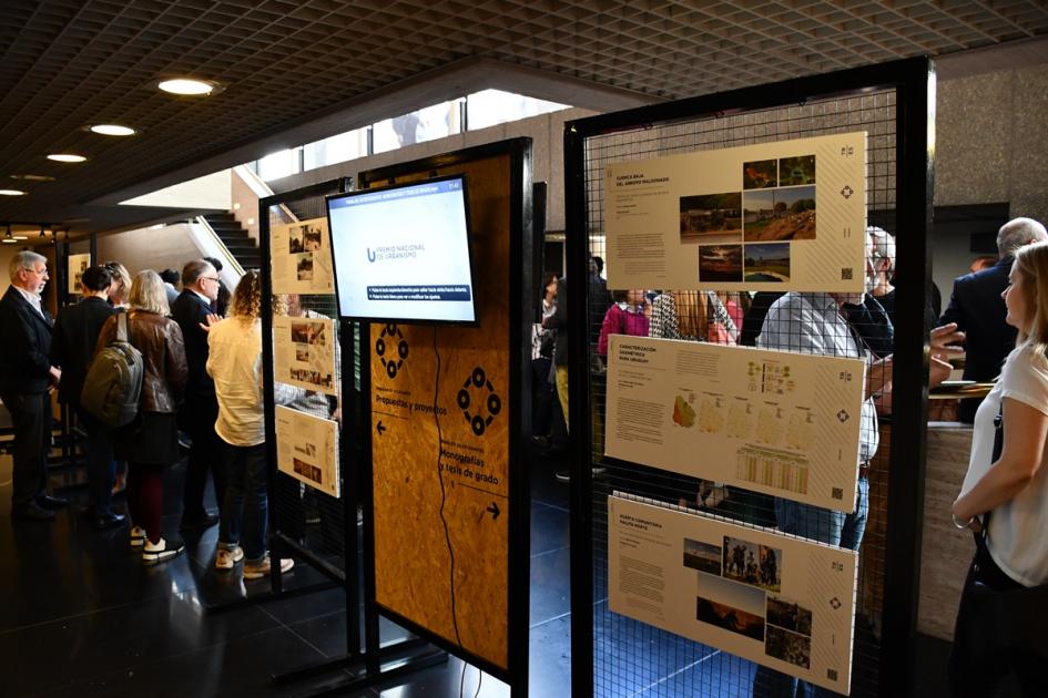 En el hall de la Hugo Balzo se observa la muestra de los trabajos reconocidos 