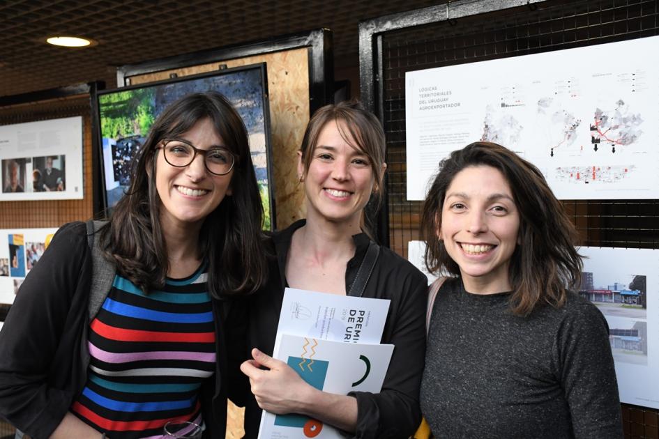 Tres ganadoras de la categoría de Trabajos de Estudiantes posan sonrientes a la cámara