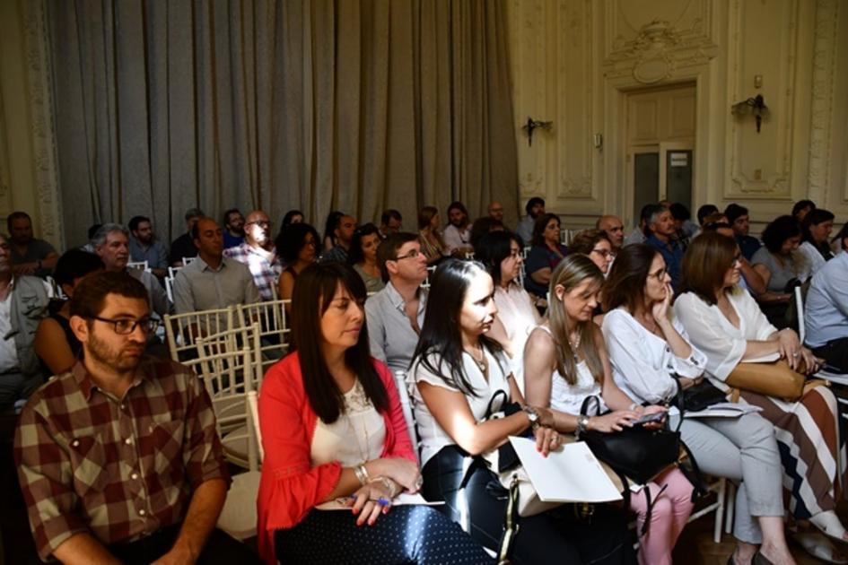 Enot | Diciembre 2019 Público del evento escuchando atento