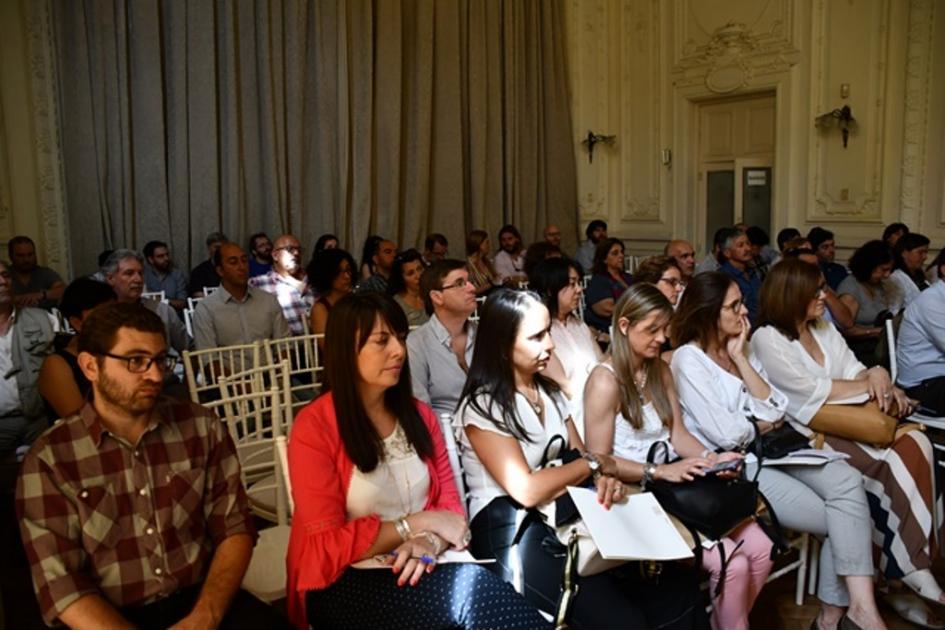 Público del evento escuchando atento