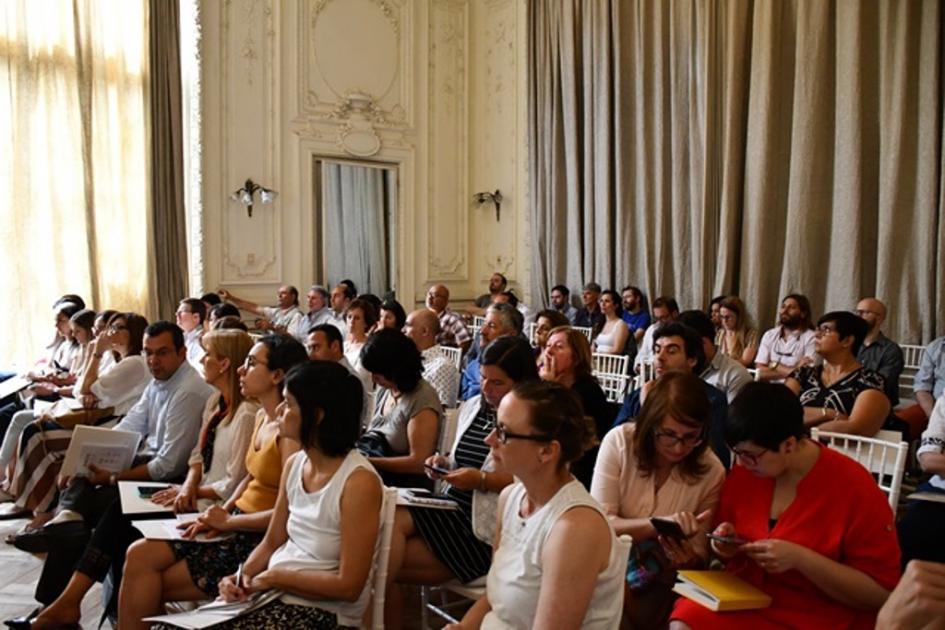 Otra perspectiva del público escuchando las presentaciones 