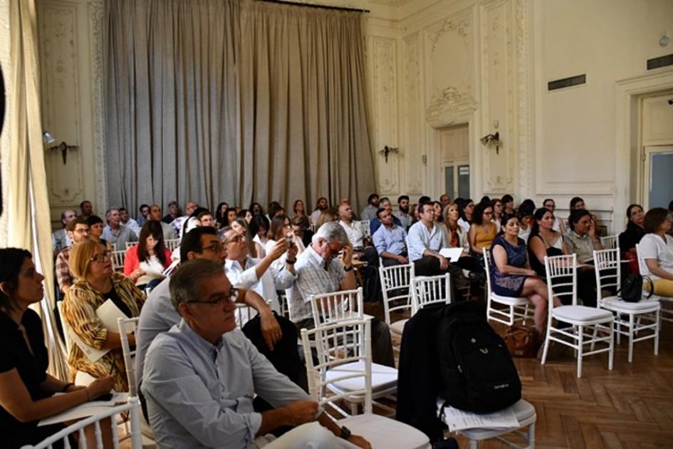 Otra perspectiva del público escuchando las presentaciones 