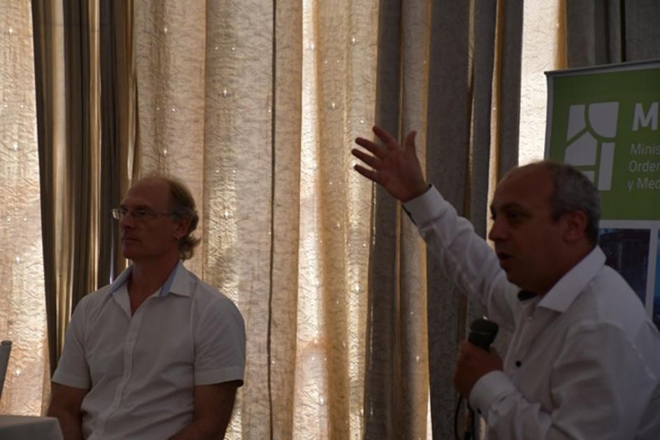 Enot | Diciembre 2019 Dos técnicos haciendo su presentación