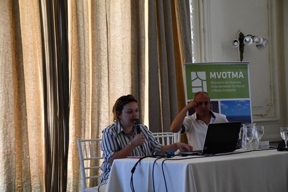 Enot | Diciembre 2019 Técnica y técnico haciendo su presentación