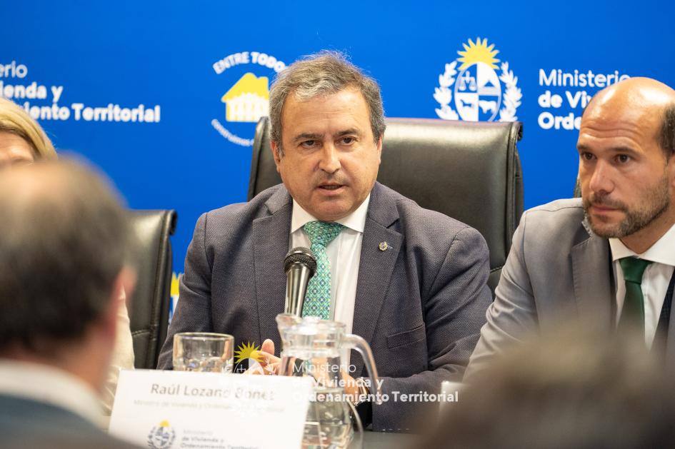 Ministro en firma de convenios. Ministro en firma de convenios.