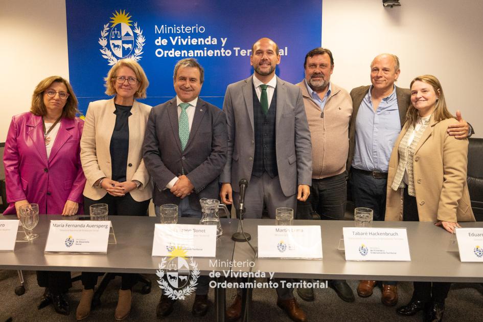 Autoridades en firma de convenios.