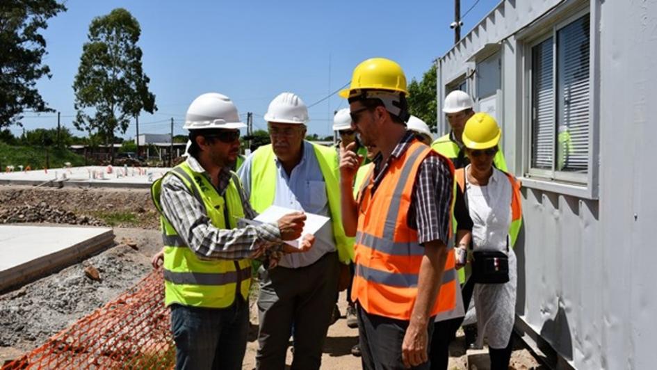 Director nacional de Ordenamiento Territorial José Freitas junto a representantes de UPM II recorren predio de viviendas permanentes que se están construyendo 