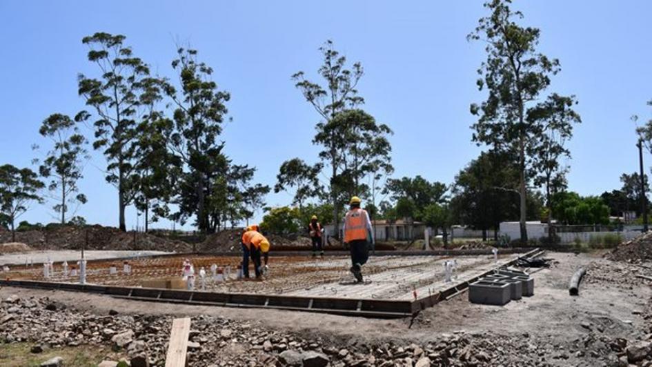 Obreros construyendo las viviendas 