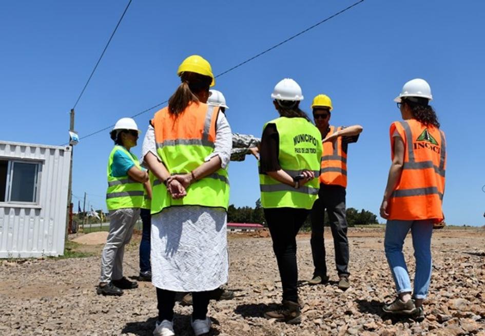 Autoridades y equipo técnico de Dinot conversando en círculo delante de la obra 