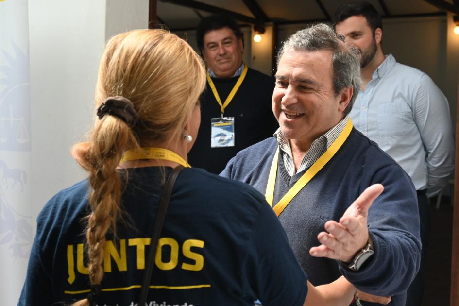 Ministro Raúl Lozano Bonet con participante de Juntos