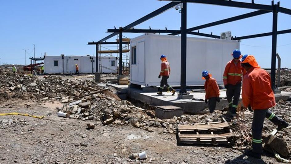 Obreros trabajando en la construcción de la Planta 