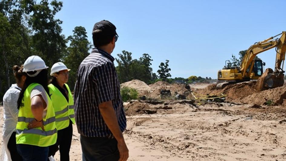 Director nacional José Freitas con técnicas de Municipio y de Dinot mirando retroexcavadora en funcionamiento 