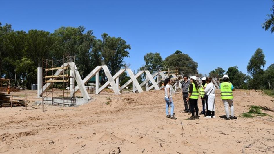 Otra perspectiva del director nacional José Freitas con técnicas de Municipio y de Dinot mirando las obras 