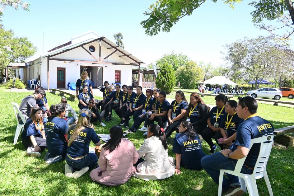 Participantes de Juntos compartiendo una actividad